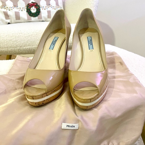 Classic and timeless beige patent leather Prada wedge cork heels - Picture 4 of 13